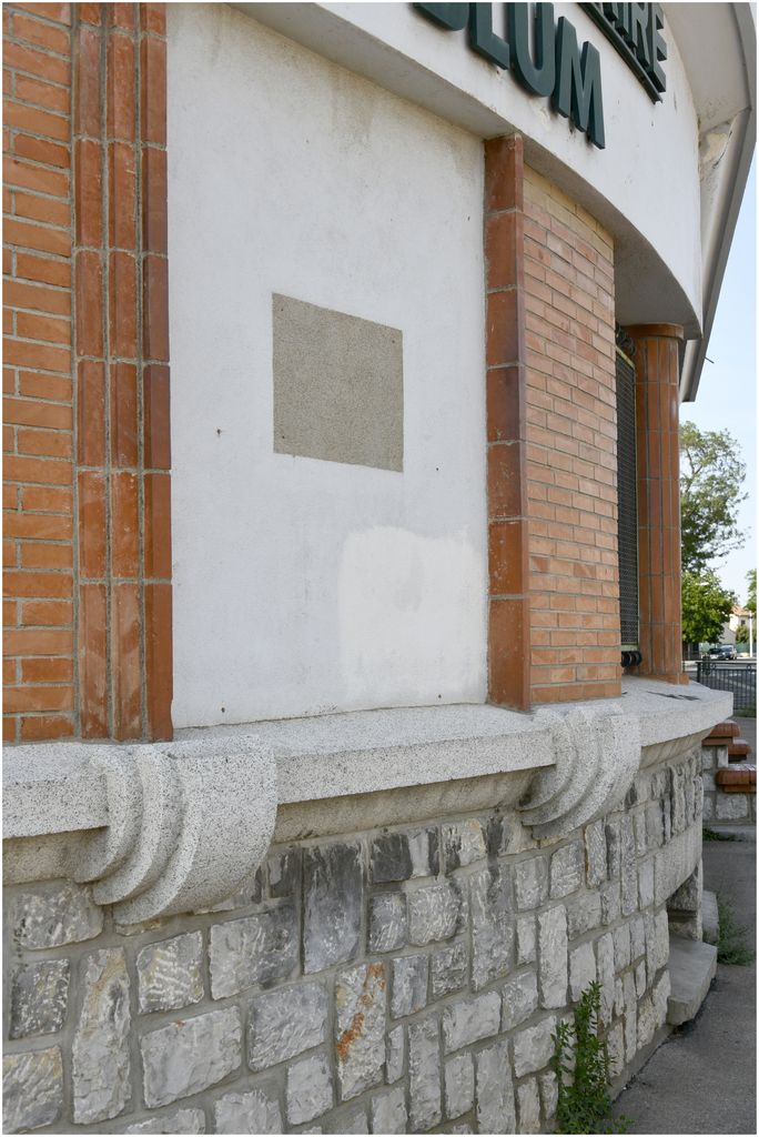 Façade sur rue. Entrée de l’école élémentaire.