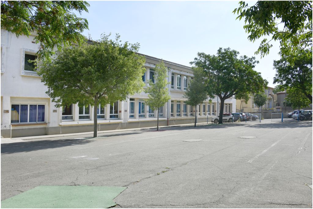 Façade sur cour. Angle des deux ailes.