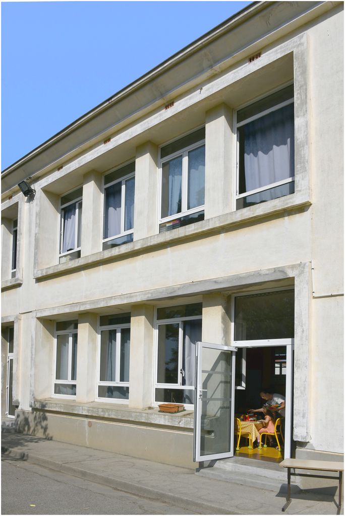 Façade sur cour. Détail du traitement des fenêtres encadrées par 4 d’un bandeau débordant.