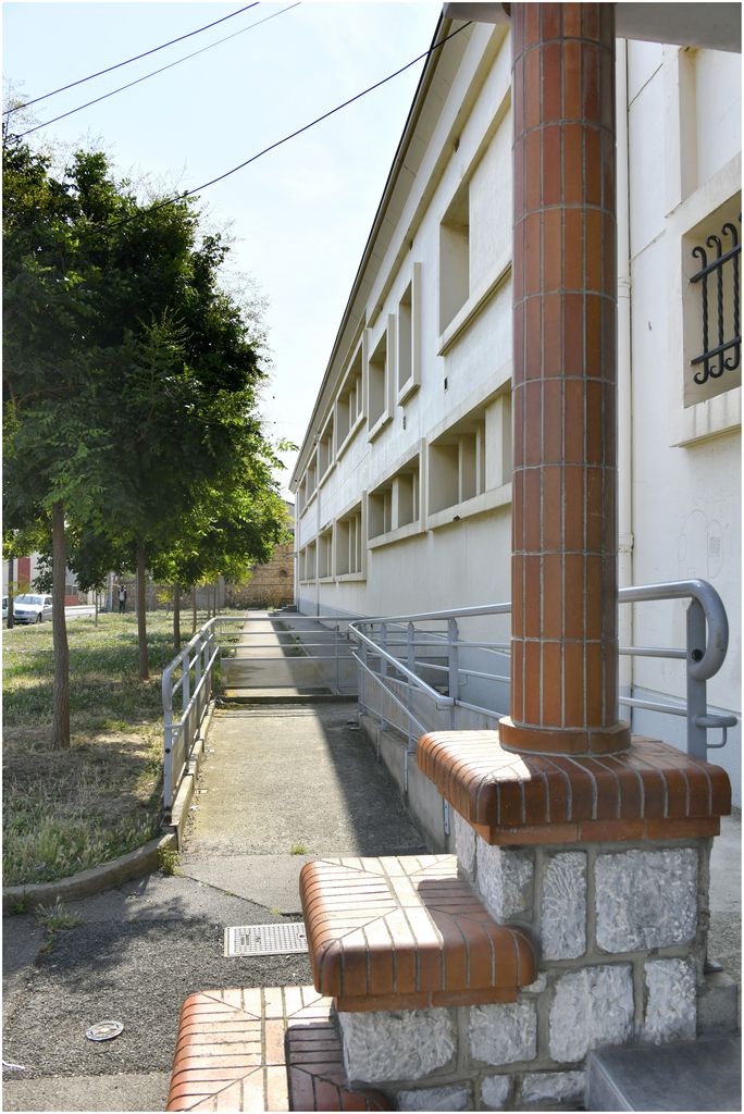 Façade sur rue. Aile de l’école maternelle.