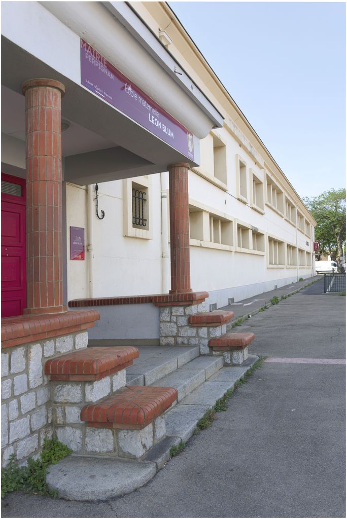 Façade sur rue. Aile de l’école maternelle.