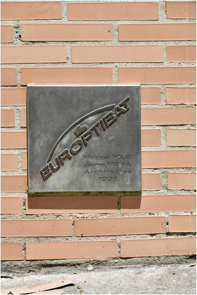 Plaque Europtibat, avec noms des architectes Philippe Pous, Jaume Frexa, 1997.