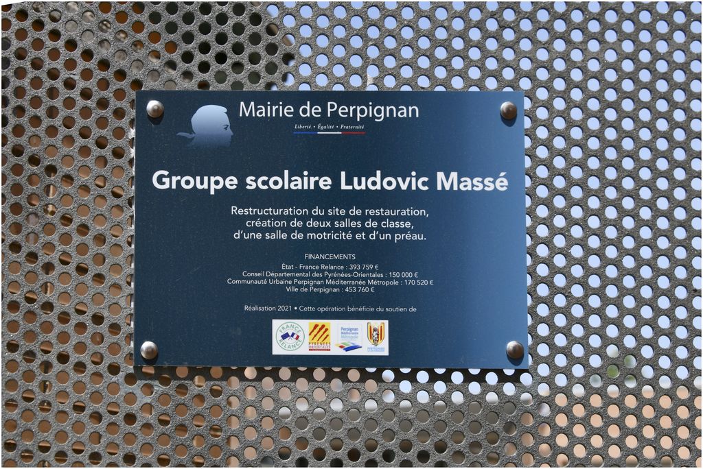 Plaque travaux 2021 : cantine, 2 salles de classes, salle de motricité, préau.