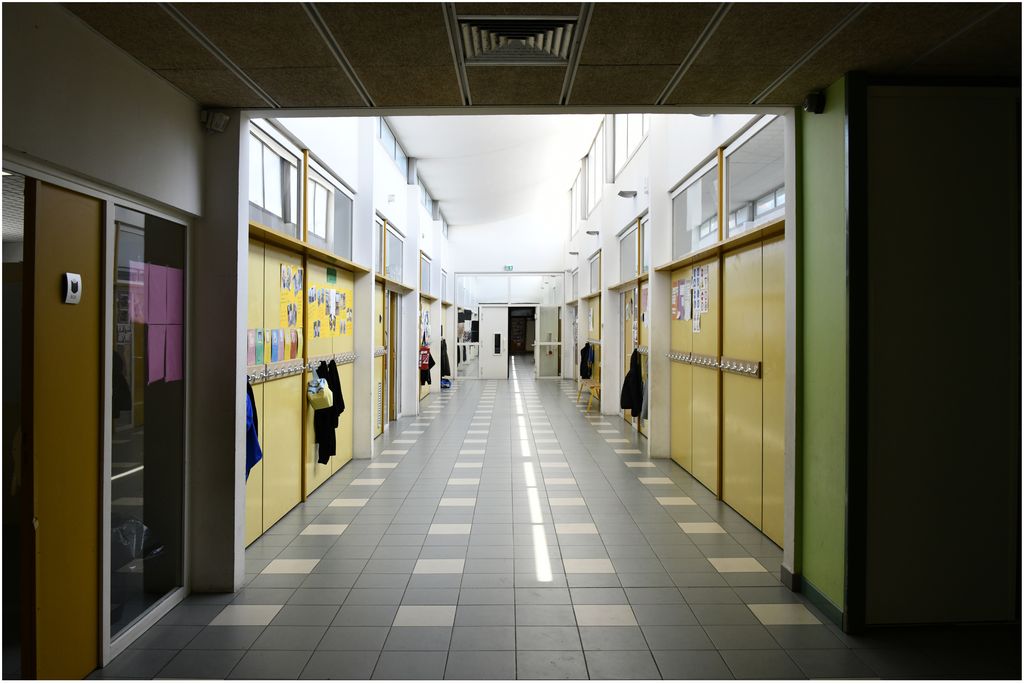 Ecole élémentaire. Couloir avec classes de chaque côté.