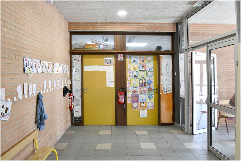 Ecole élémentaire. Entrée.