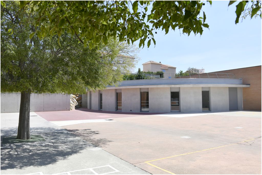 Salle de motricité, amphithéâtre, construit contre l’école maternelle