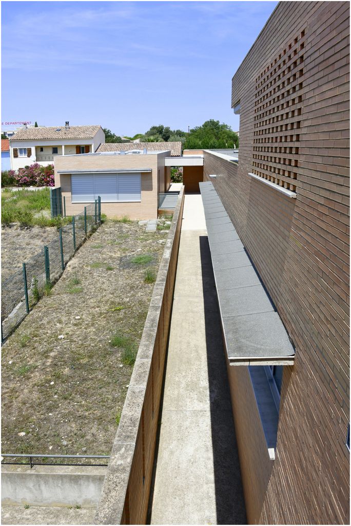 Depuis le logement du gardien, vue sur la cantine, l’école maternelle et l’entrée.