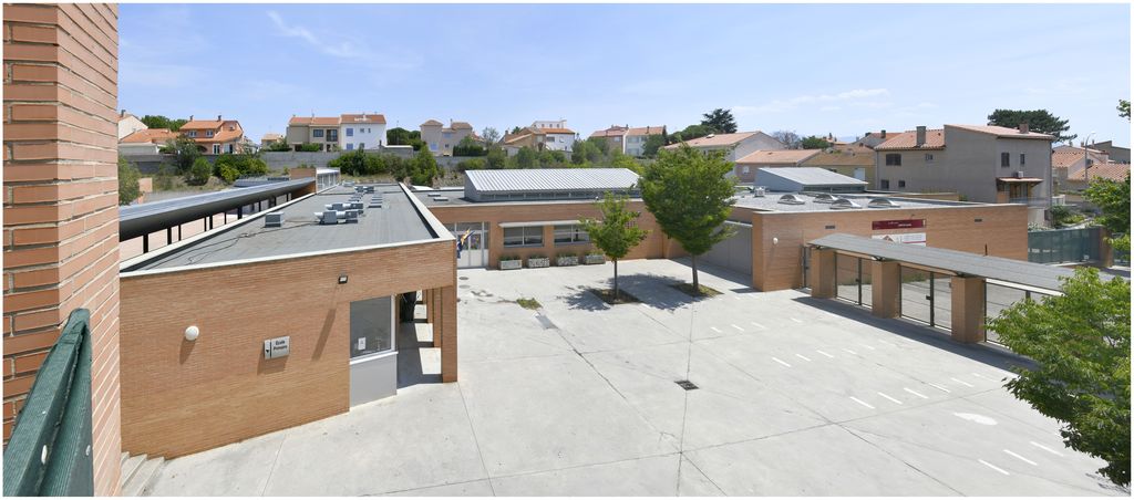 Depuis le logement du gardien, vue sur la cantine.