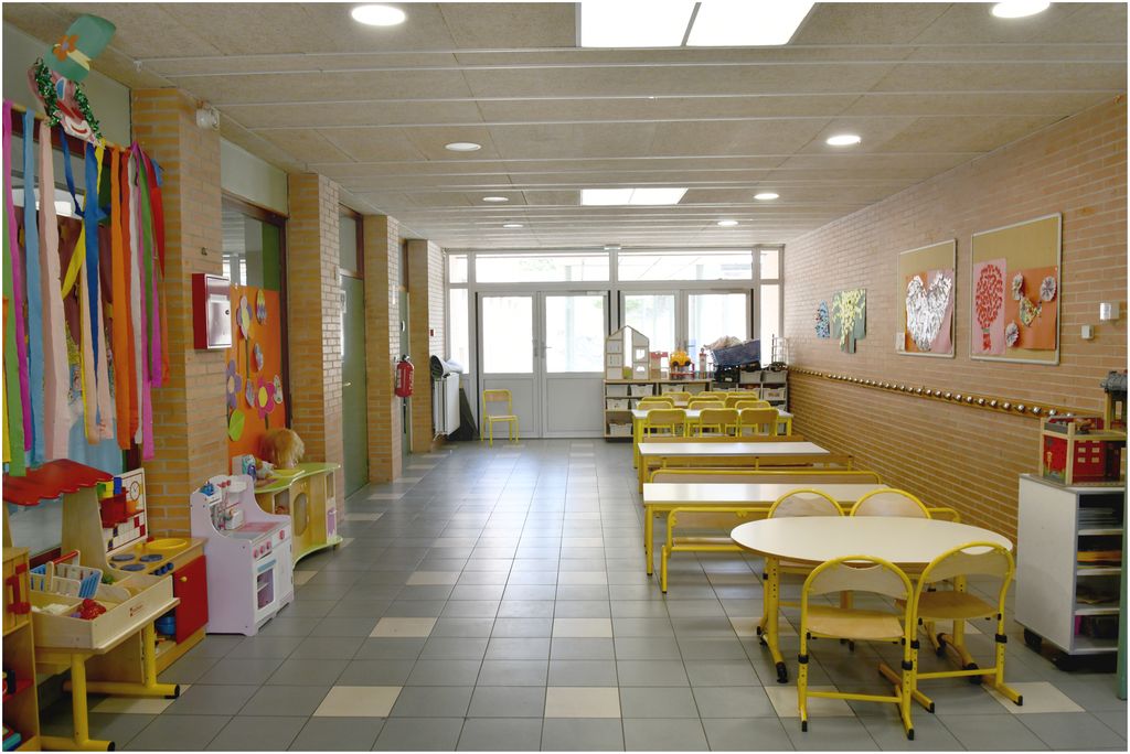 Ecole maternelle. Entrée.