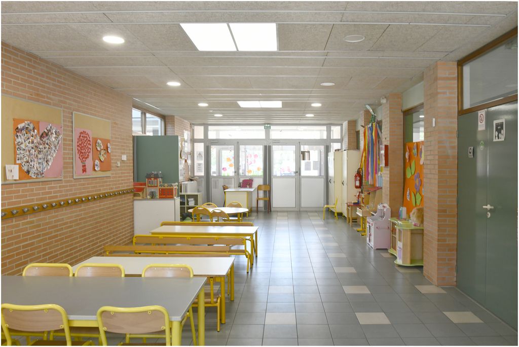 Ecole maternelle. Cour et préau.