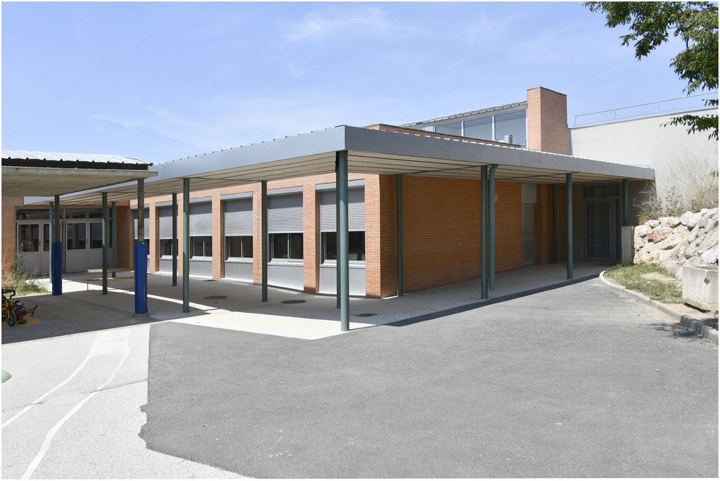 Ecole maternelle. Cour et préau.