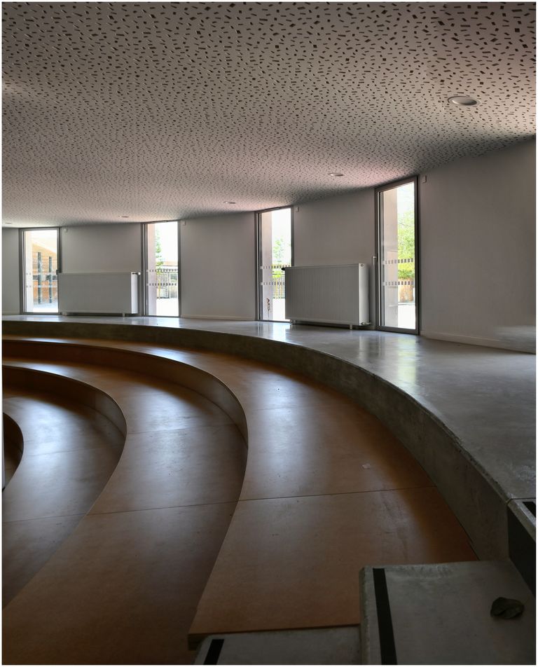 Ecole maternelle. Salle d’activités en amphithéâtre.