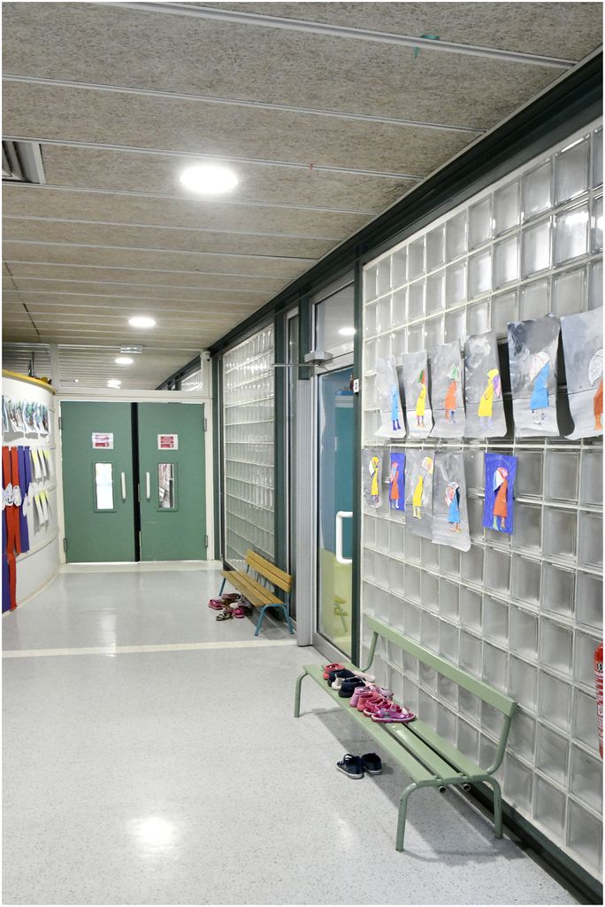 Ecole maternelle. Couloir des classes.