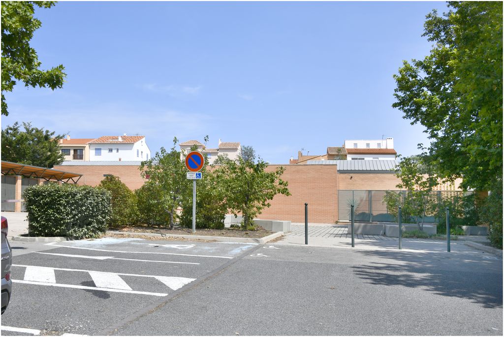 Ecole maternelle. Portail d’entrée des élèves, vu depuis le parking.