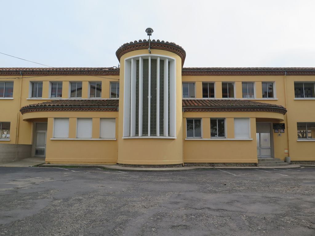Façade principale sur la place. Corps central avec escalier au centre desservant l’école des filles à droite et celle des garçons à gauche.