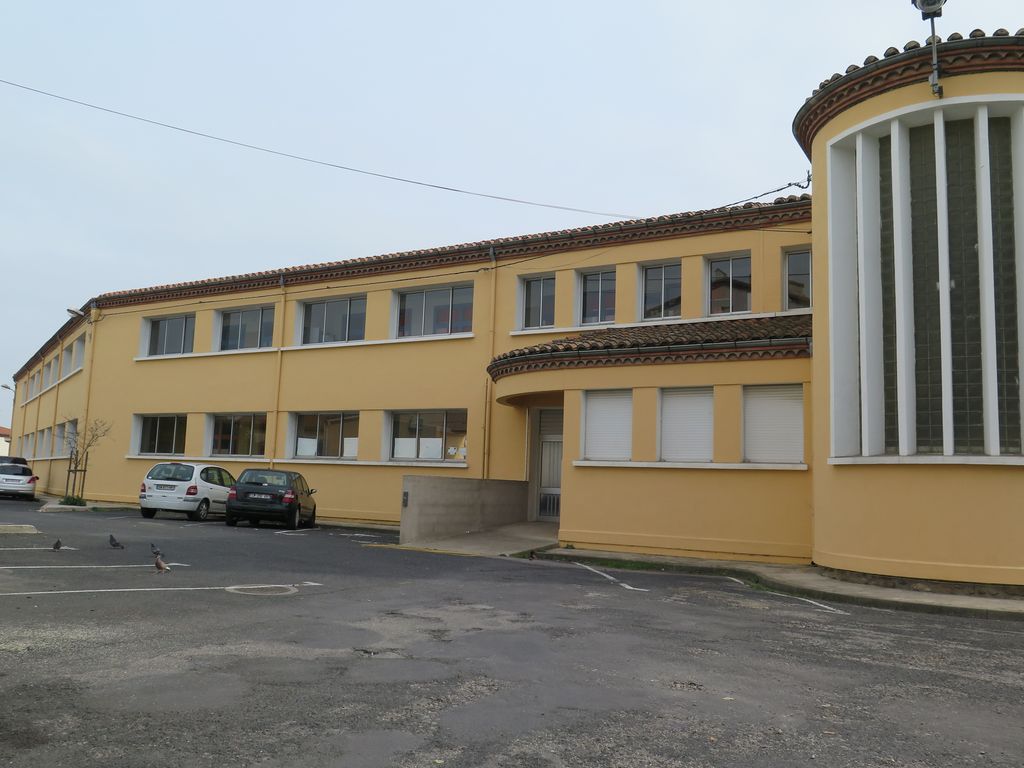 Façade principale sur la place. Aile de l’ancienne école des garçons à gauche.