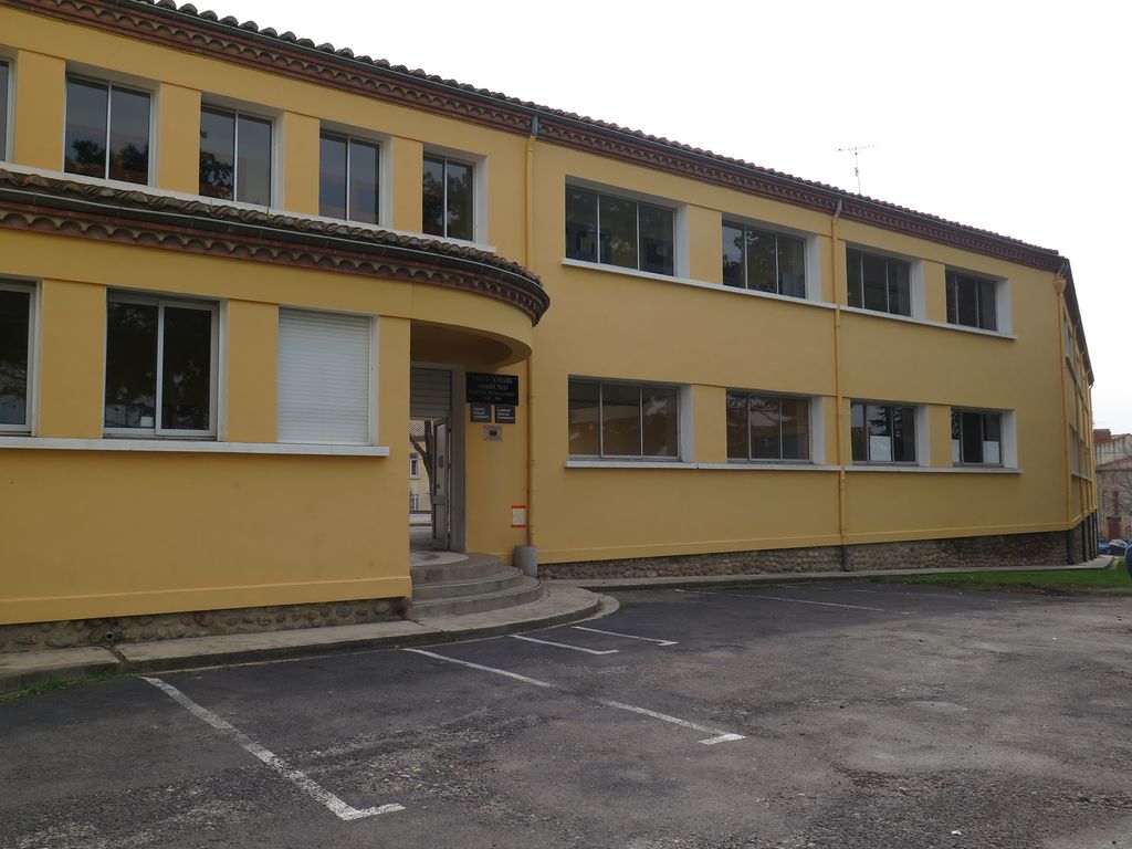 Façade principale sur la place. Aile de l’ancienne école des filles à droite.