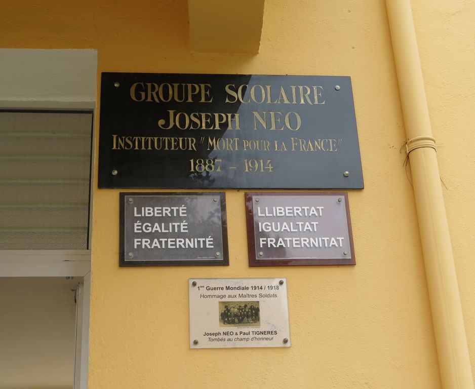 Façade principale. Entrée de l’ancienne école des filles. Plaque  commémorative Joseph Neo  instituteur mort pour la France.