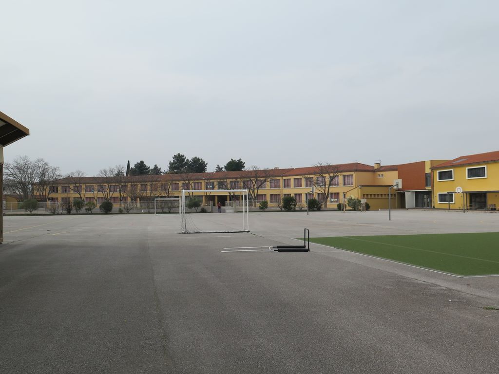Vue d’ensemble de l’école depuis le fond de la cour.