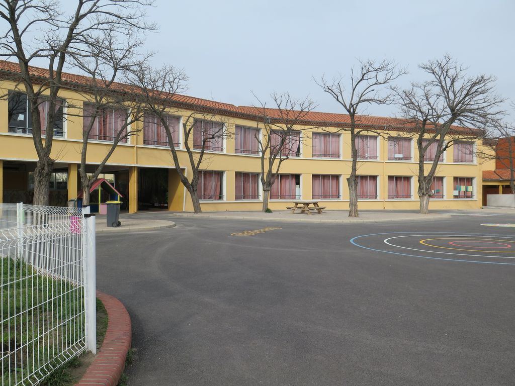 Ancienne école des garçons. Façade sur cour.
