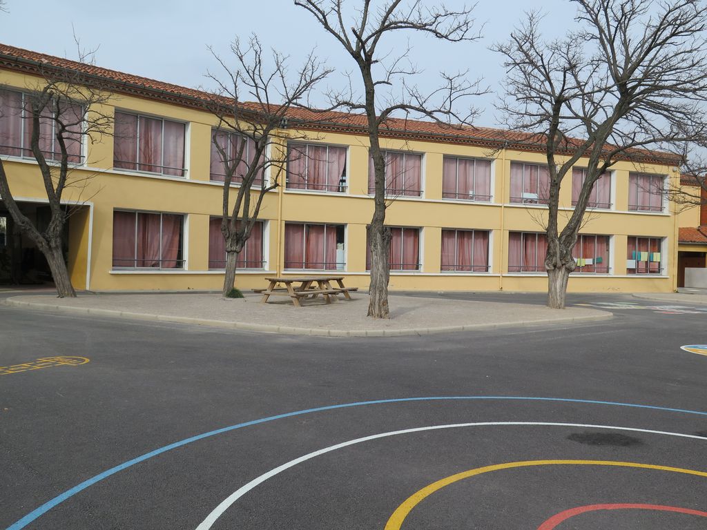 Ancienne école des garçons. Façade sur cour.