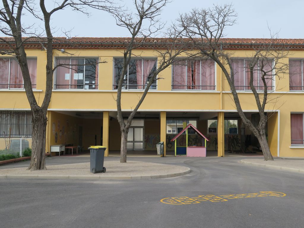 Ancienne école des garçons. Façade sur cour. Préau.