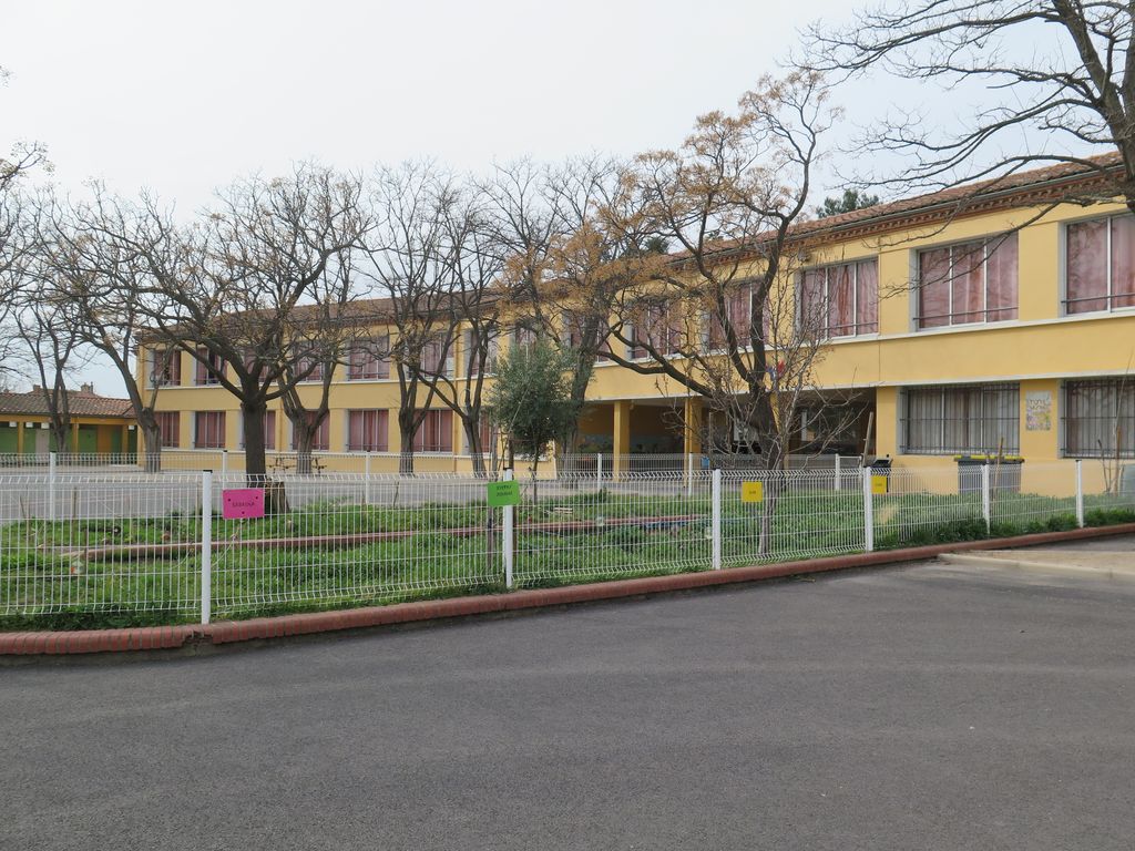 Ancienne école des filles. Façade sur cour.