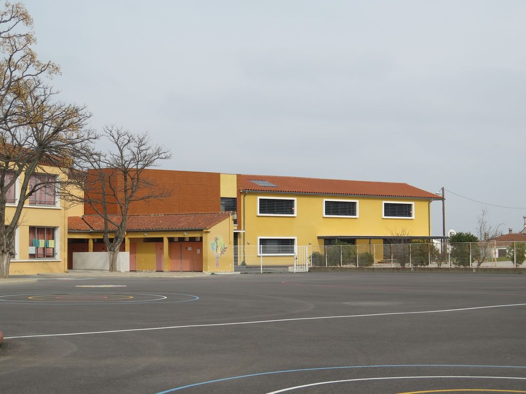 Côté nord, extension jouxtant l’ancienne école des garçons. Façade sur cour.