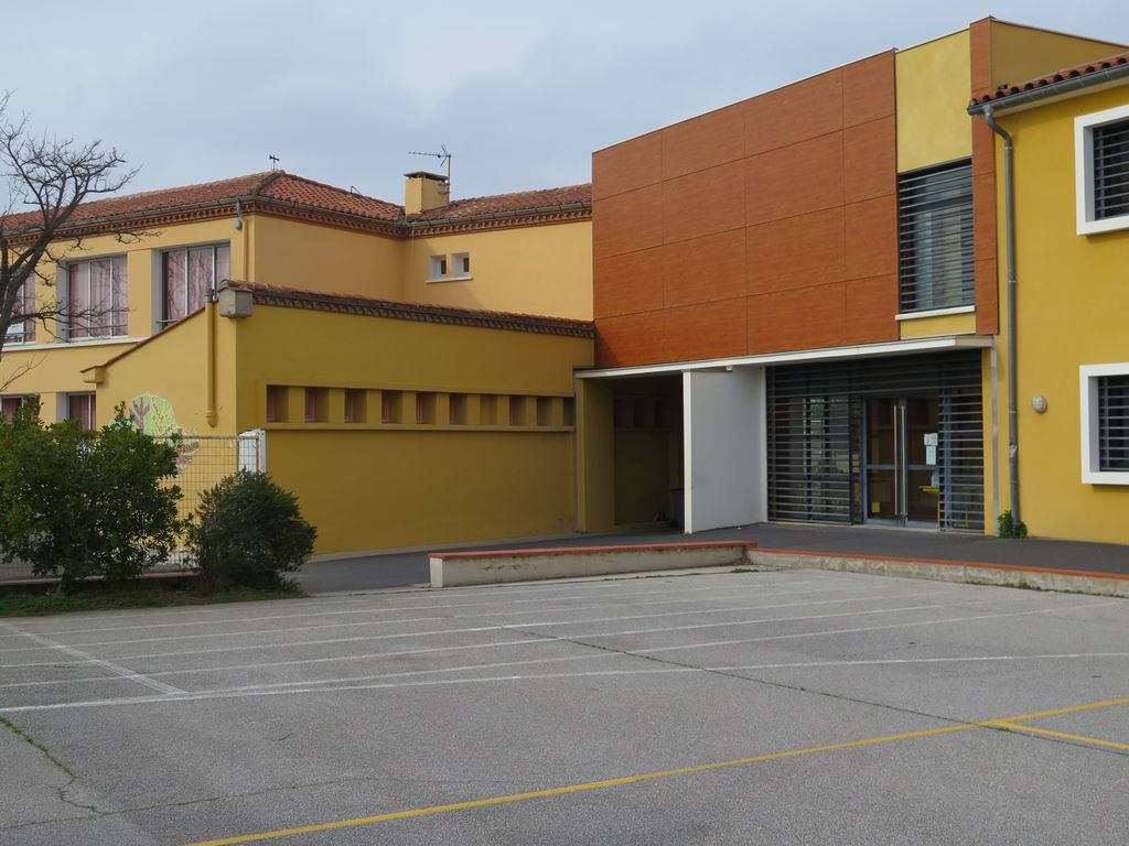 Côté nord, extension jouxtant l’ancienne école des garçons. Façade sur cour.