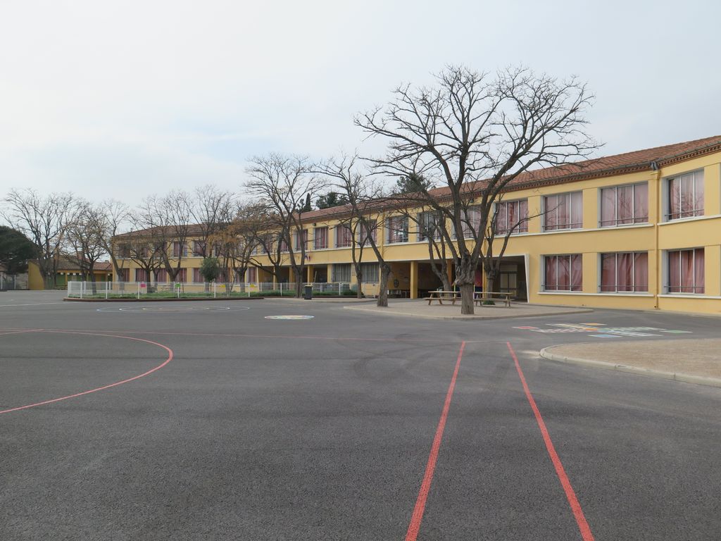 Vue d’ensemble de l’école depuis l’extension.