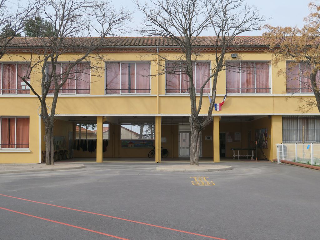 Ancienne école des filles. Façade sur cour. Préau.