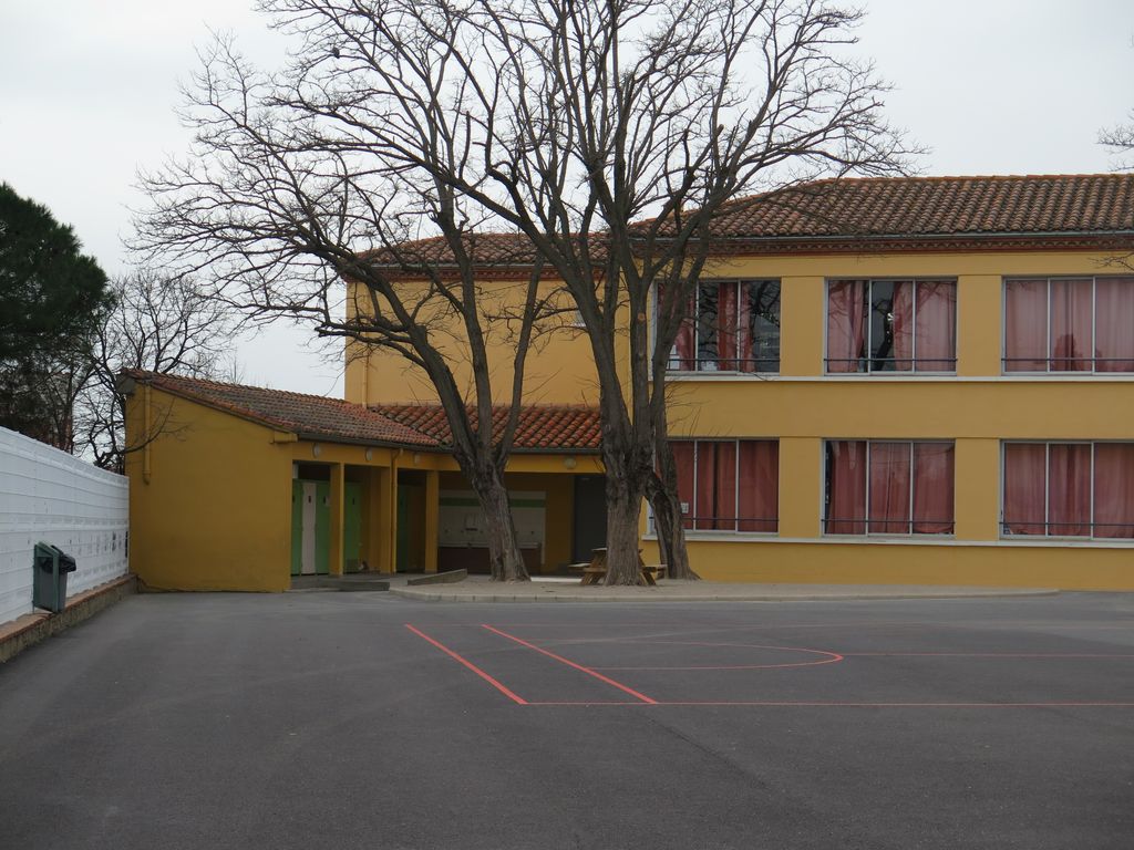Ancienne école des filles. Façade sur cour. Extrémité sud et bâtiment des sanitaires.