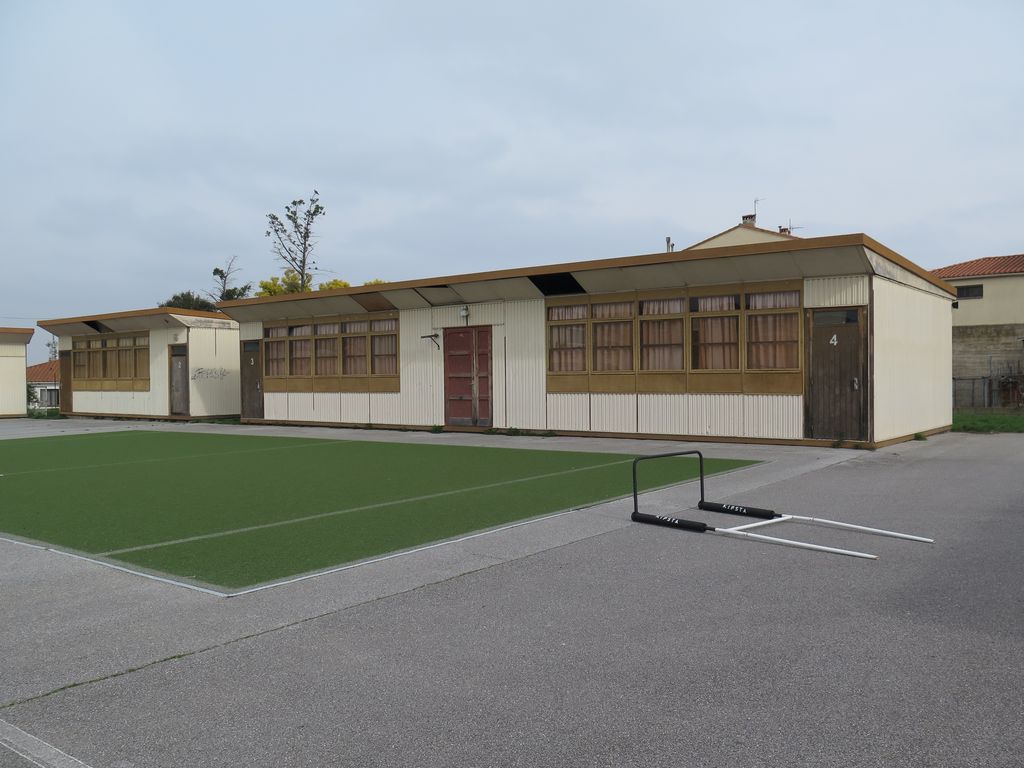 Préfabriqués en fond de cour.
