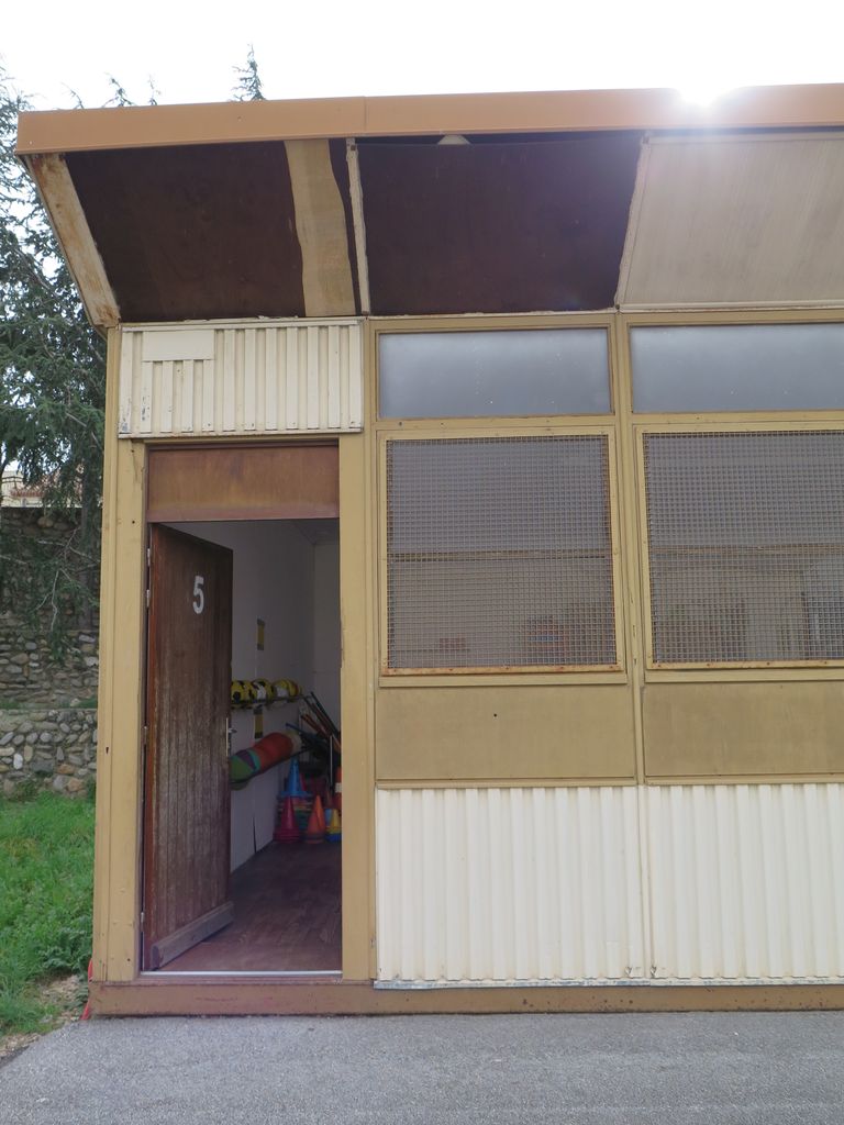 Préfabriqués en fond de cour.
