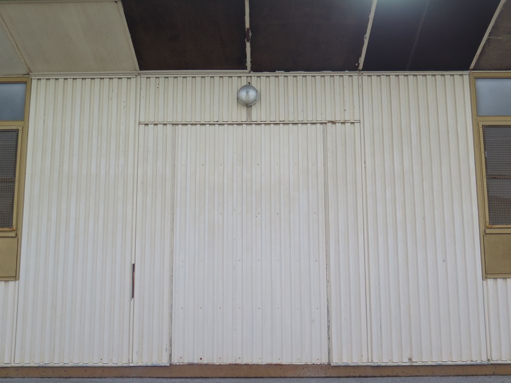 Préfabriqués. Détail façade en tôle.