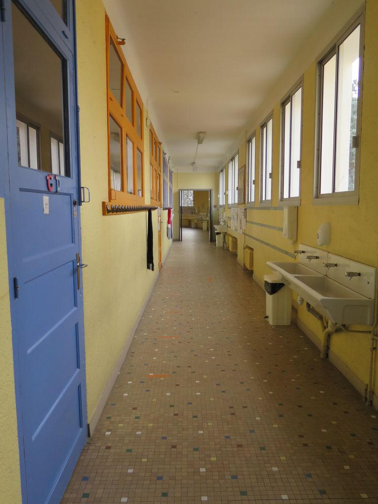 Couloir des classes : galerie de circulation située au nord avec lavabos.