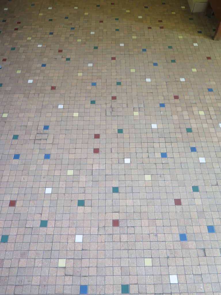 Couloir des classes. Carrelage en petits carreaux.
