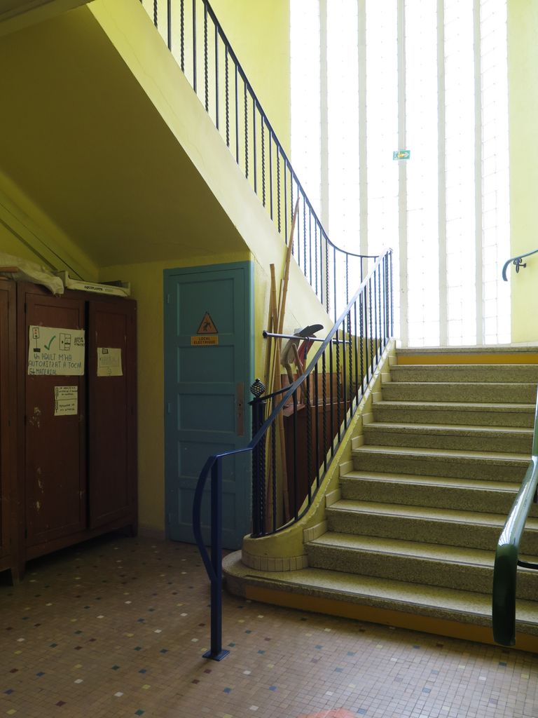Grande cage d’escalier vitrée.