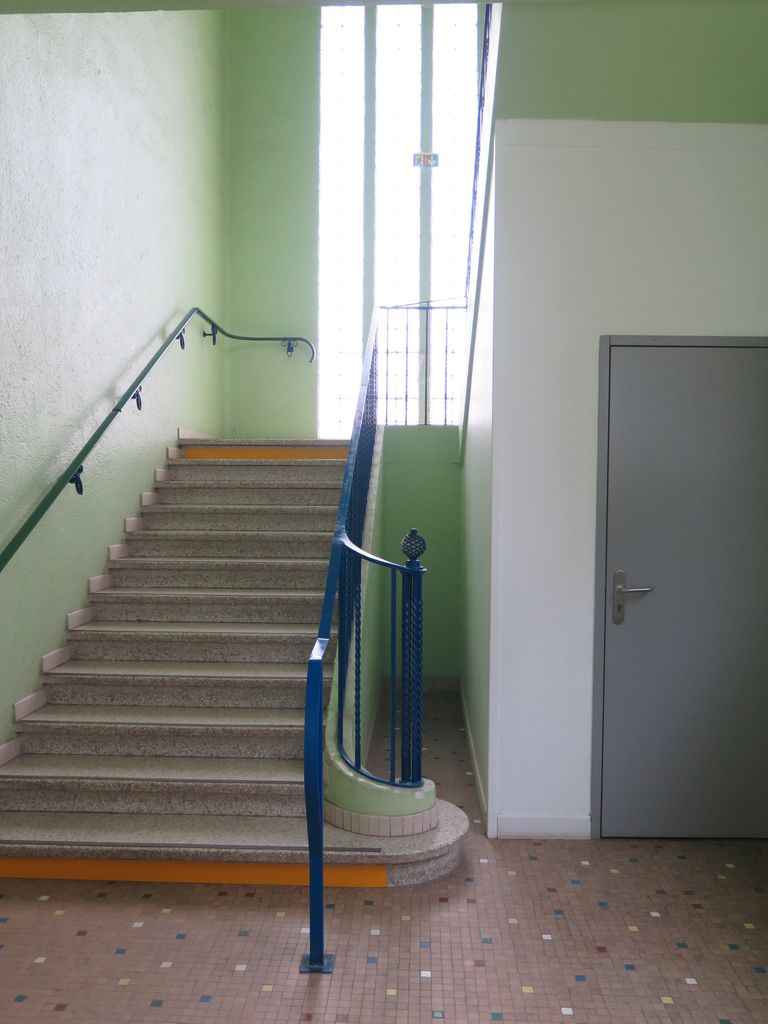 Grande cage d’escalier vitrée.