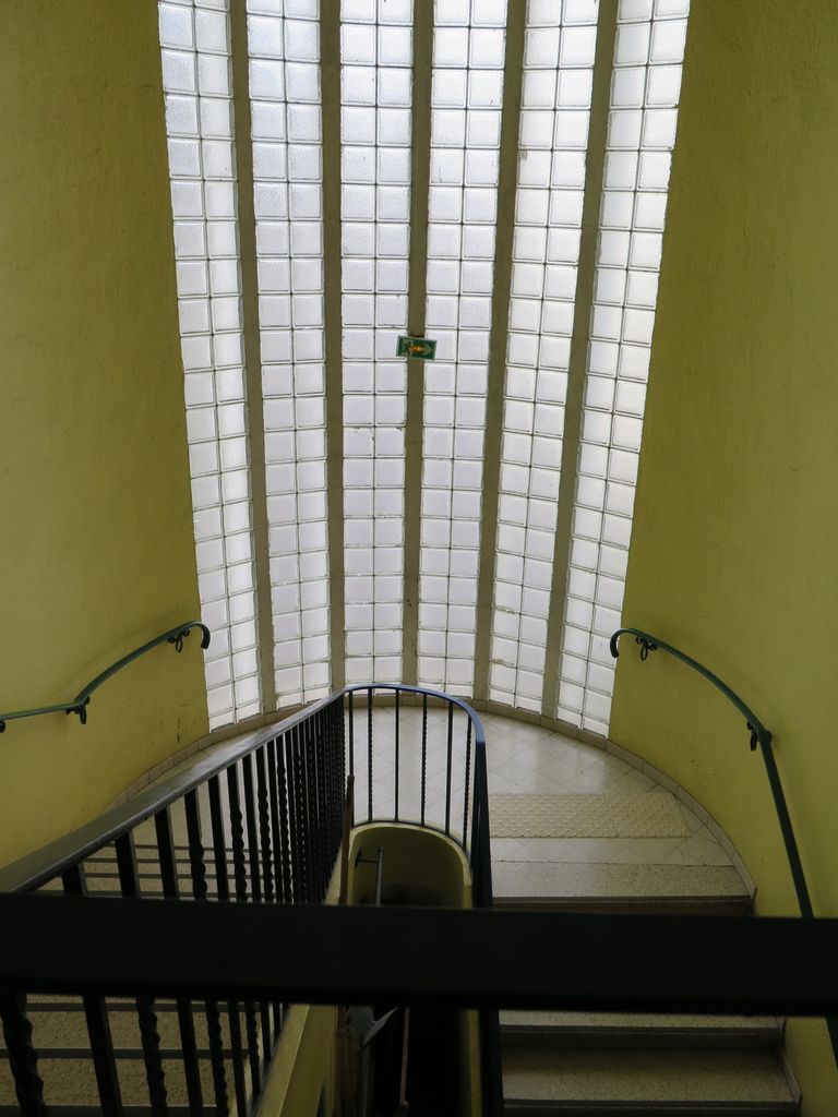 Grande cage d’escalier vitrée en pavés de verre.