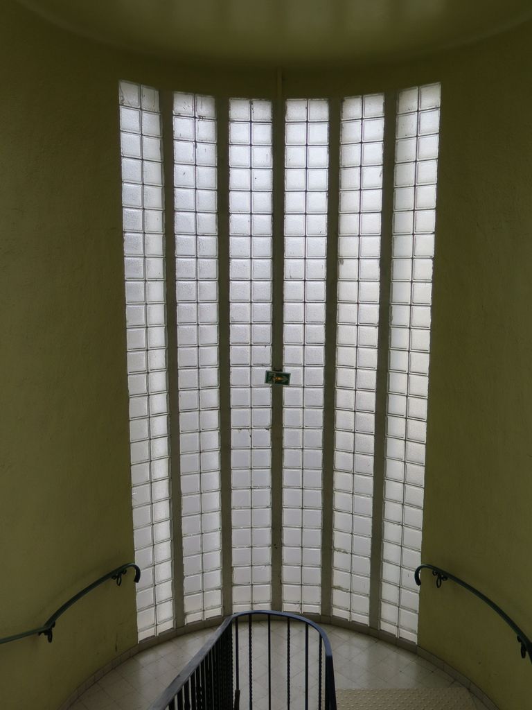 Grande cage d’escalier vitrée en pavés de verre.