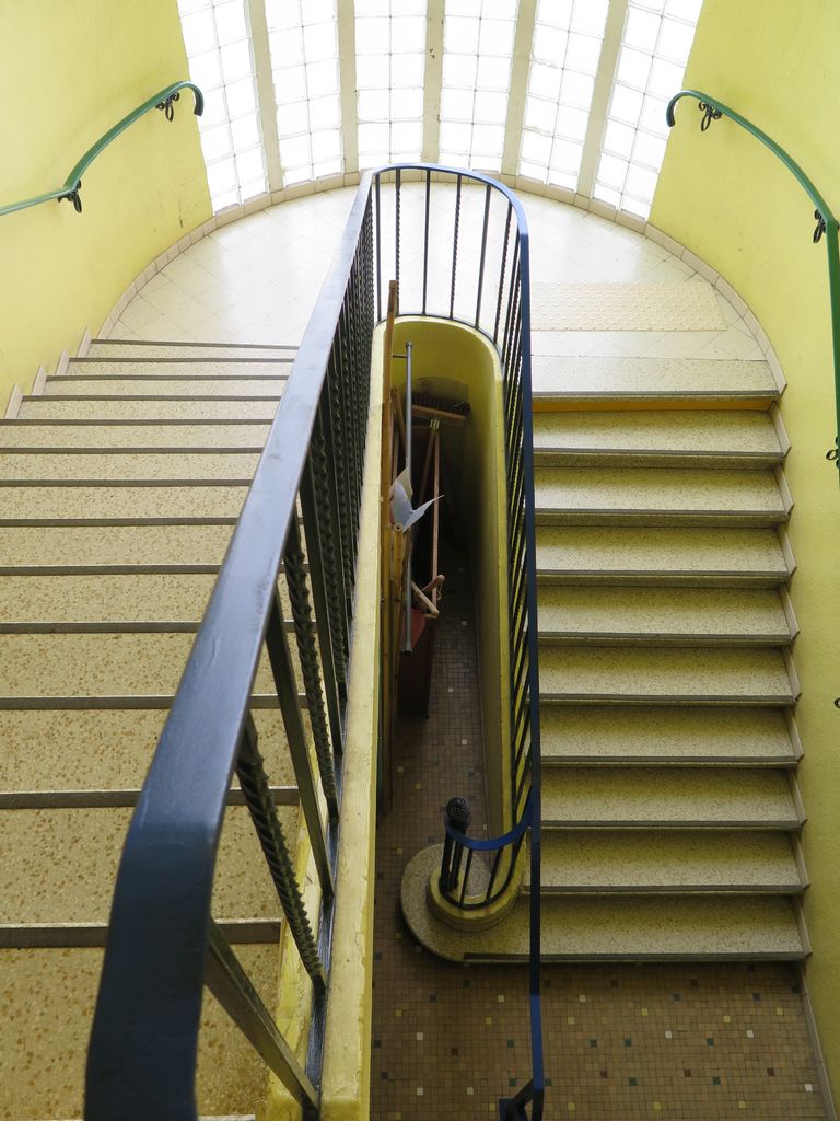 Grande cage d’escalier vitrée en pavés de verre.