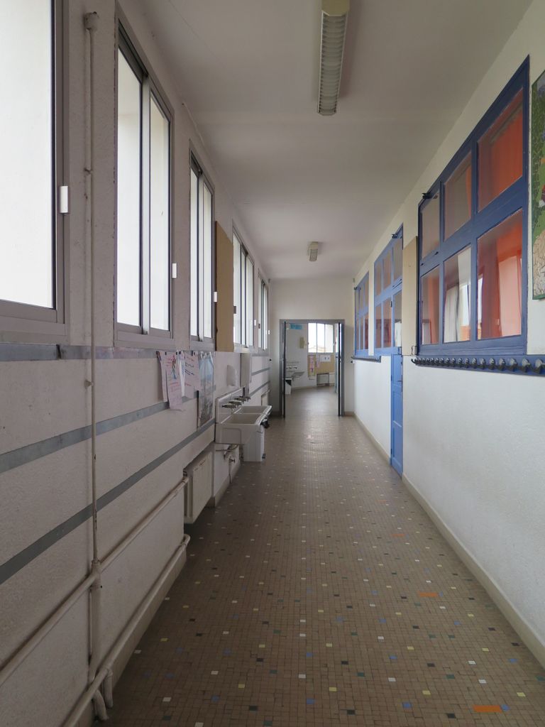 Couloir des classes du 1er étage.