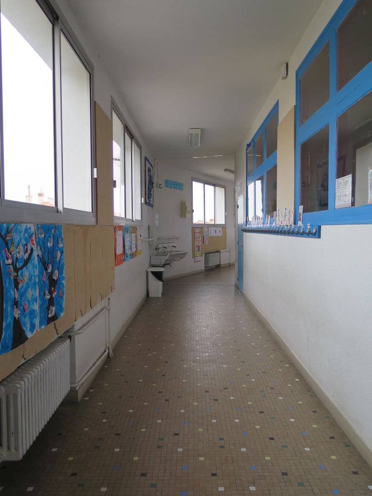 Couloir des classes du 1er étage.