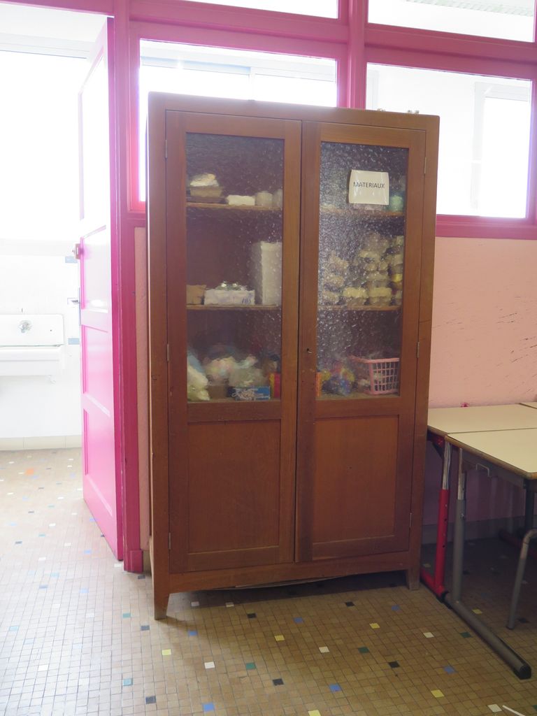 Classe. Armoire en bois vitrée.