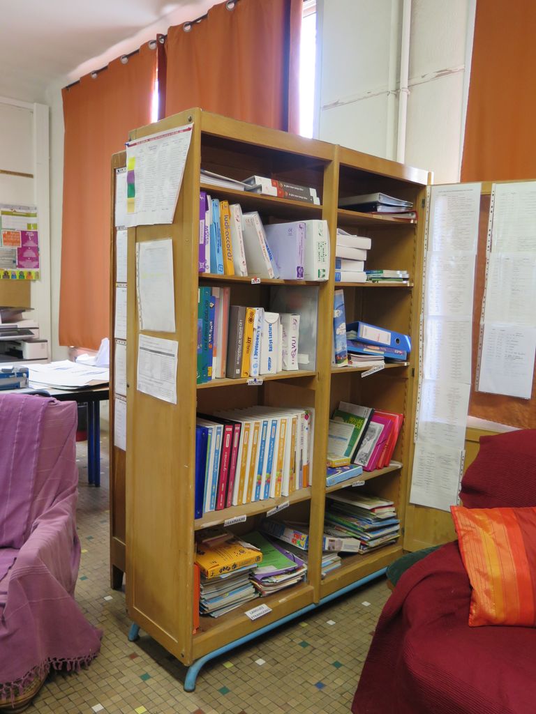 Classe. Armoire en bois.