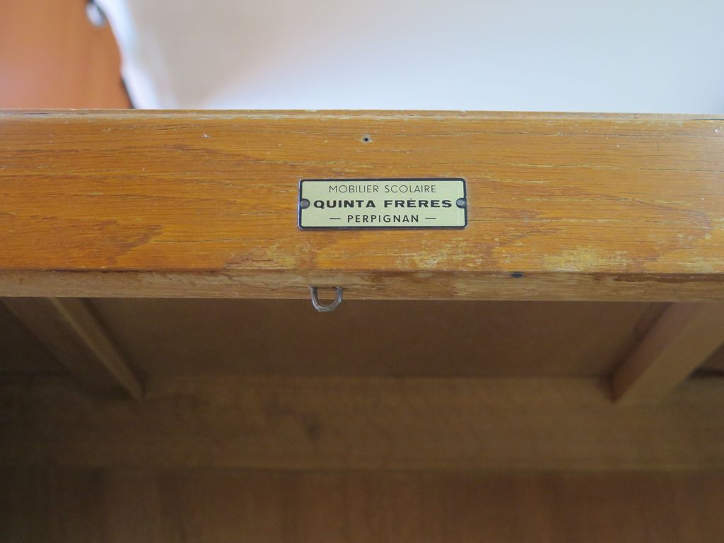 Classe. Armoire en bois, marque du fabricant Quinta Frères Perpignan.