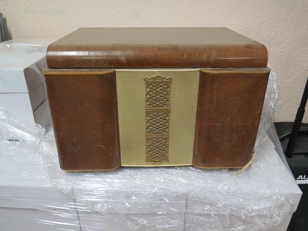 Tourne-disque dans boîte en bois.