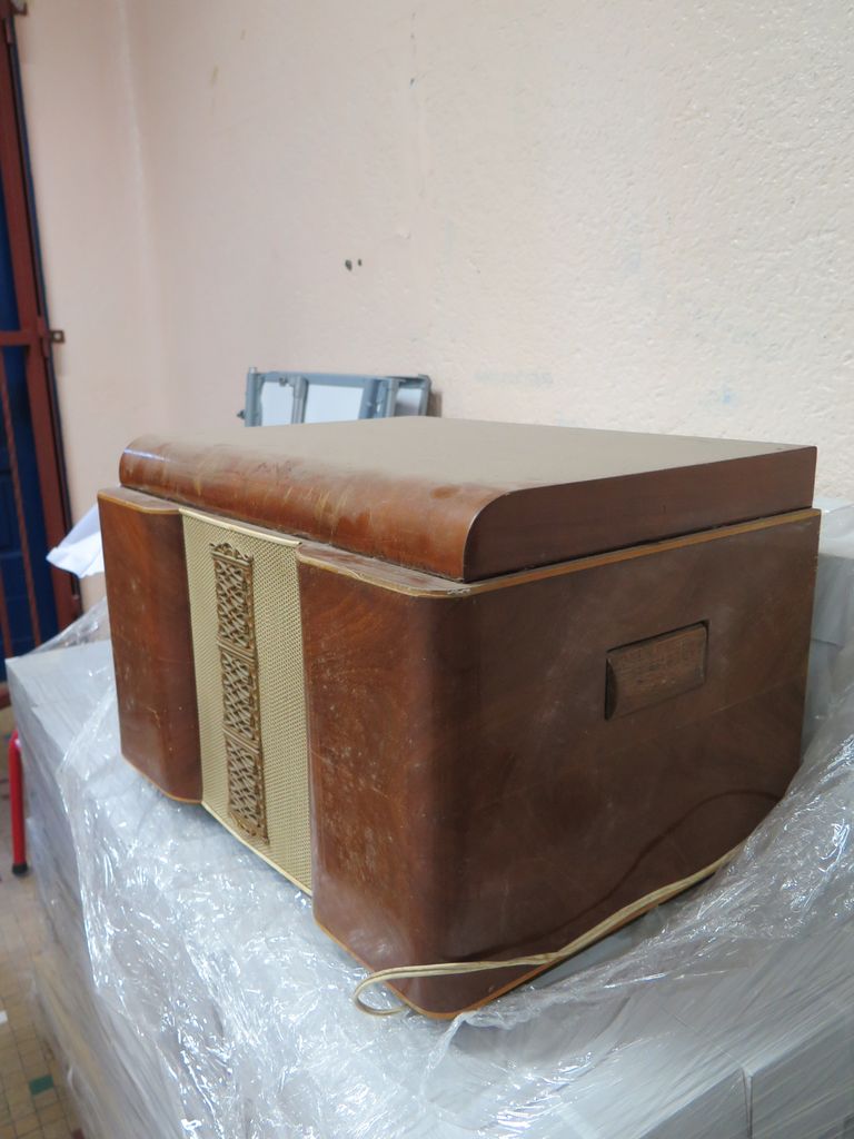Tourne-disque dans boîte en bois.