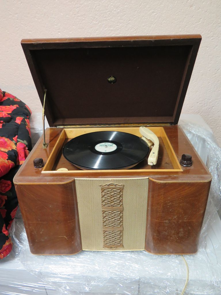 Tourne-disque dans boîte en bois.
